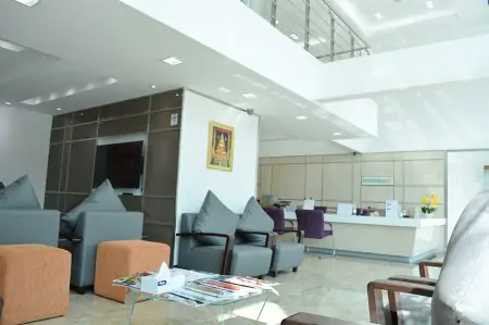 Recepción y sala de espera en Smile Signature Ratchadapisek Clinic, Bangkok