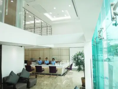 Área de recepción en Smile Signature Ratchadapisek Clinic, clínica dental moderna en Bangkok