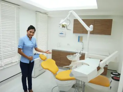 Sala de tratamiento dental en Smile Signature Ratchadapisek con equipo moderno