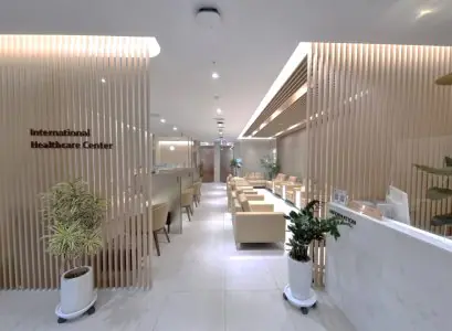 منطقة انتظار حديثة في مركز الرعاية الصحية الدولي بمستشفى جامعة كوريا أنام