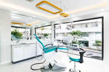 غرفة علاج أسنان حديثة في عيادة Premium Solution مزودة بأجهزة متطورة
