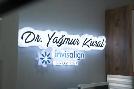 لافتة مضيئة لعيادة Kural Smile مع شعار مقدم Invisalign