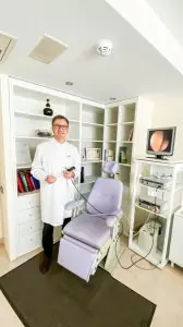 Sala de examen ORL en The Nose Clinic con especialista y equipo de endoscopia