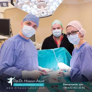 Equipo quirúrgico en quirófano de la clínica Op.Dr. Hüseyin Akyol, Turquía
