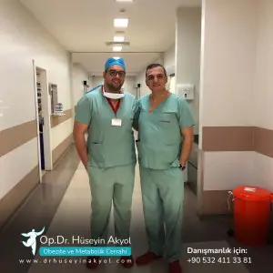 Personal médico con batas quirúrgicas en el pasillo de la clínica Op.Dr. Hüseyin Akyol, Turquía