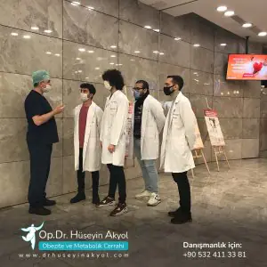 Consulta del personal médico en la clínica Op.Dr. Hüseyin Akyol, Estambul