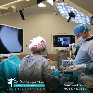 Quirófano en Op.Dr. Hüseyin Akyol Clinic con cirujanos realizando cirugía bariátrica