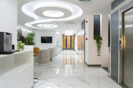 منطقة انتظار حديثة في HB Dental Clinic بديكور أنيق ومقاعد مريحة