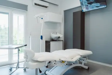 Sala de tratamiento moderna en CHOIEXPERT Hair Transplant Clinic con equipo médico