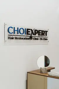 Letrero de recepción y decoración moderna en CHOIEXPERT Hair Transplant Clinic