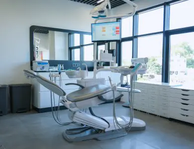 غرفة علاج أسنان حديثة في Smile Team Turkey مزودة بمعدات متقدمة