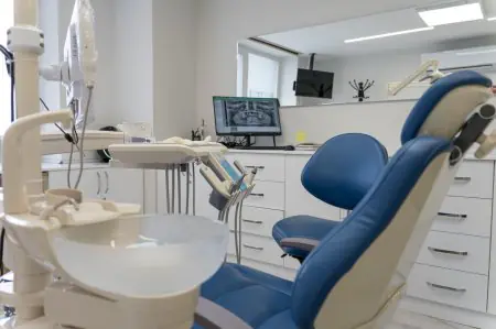 Sala de tratamiento dental con equipo moderno en Biusmile Clinic