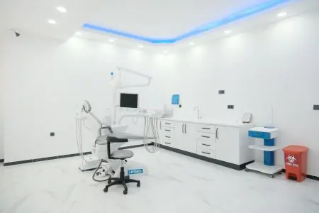 Sala de tratamiento dental moderna en Zirve Dental Clinic con equipo avanzado