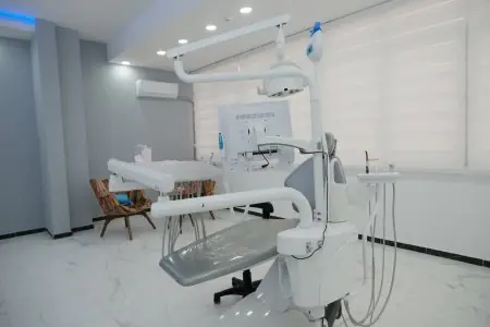 Sala de tratamiento dental moderna en Zirve Dental Clinic con equipo avanzado