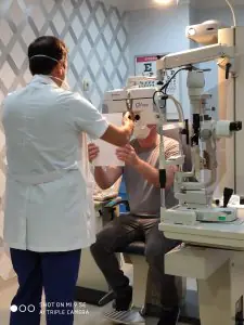 غرفة فحص العيون في عيادة SurgeryTR مع معدات طب العيون