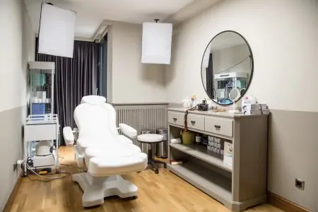 Sala de tratamientos estéticos en Happy Esthetic Clinic con equipo moderno