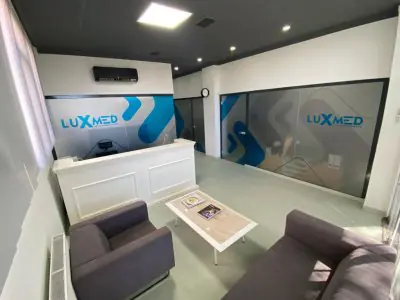 منطقة الاستقبال والانتظار في عيادة Luxmed Protez بأثاث حديث