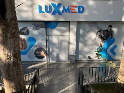 الواجهة الخارجية لعيادة Luxmed Protez بواجهة حديثة ورسومات الأطراف الصناعية