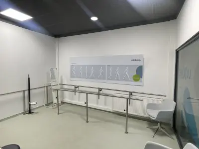 غرفة إعادة تأهيل مع قضبان متوازية في عيادة Luxmed Protez
