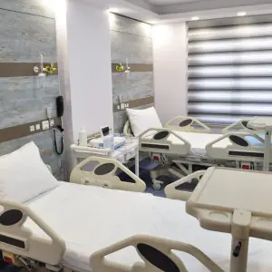 غرفة مرضى بأسرة مستشفى حديثة في Grand Clinic