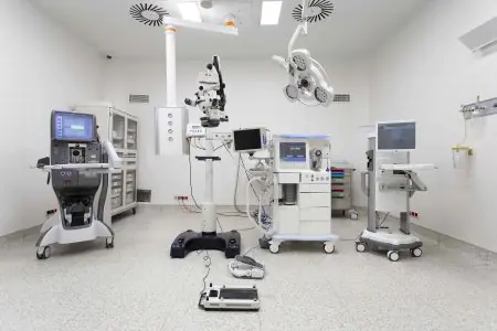 غرفة عمليات مزودة بأجهزة طب العيون المتقدمة في مستشفى دنيا غوز للعيون قونية