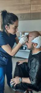 تحضير لزراعة الشعر في عيادة فيتال، الطاقم الطبي يحدد خط الشعر