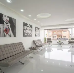 Sala de espera moderna en Celikkaya Clinic con arte contemporáneo y asientos cómodos