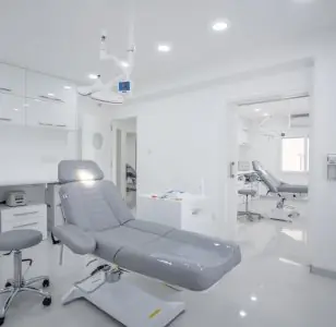 Sala de tratamiento moderna con sillón médico en Celikkaya Clinic
