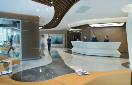 Área de recepción en Menfis Health Novimaj Clinic con diseño moderno en Turquía