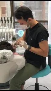 طبيب أسنان يجري علاجًا في عيادة Dr Buyan Dental Clinic بمعدات حديثة