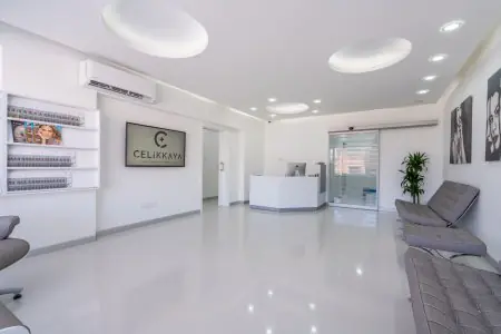 Recepción moderna en Celikkaya Clinic con asientos e interior luminoso