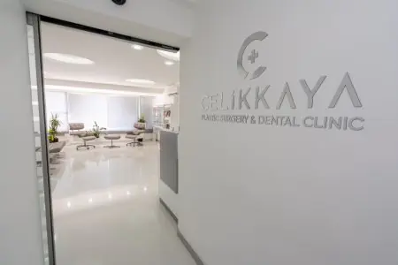 Sala de espera moderna en Celikkaya Clinic con asientos cómodos
