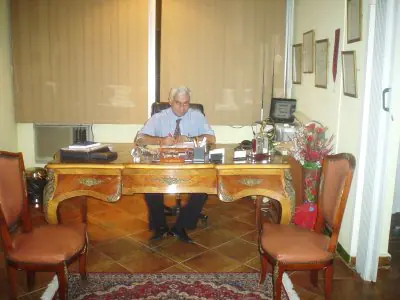 مكتب الطبيب في Cairo Plastic Clinic مع مكتب كلاسيكي وشهادات معلقة