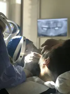 إجراء أسنان في عيادة Dr Buyan Dental Clinic مع أشعة سينية رقمية في الخلفية