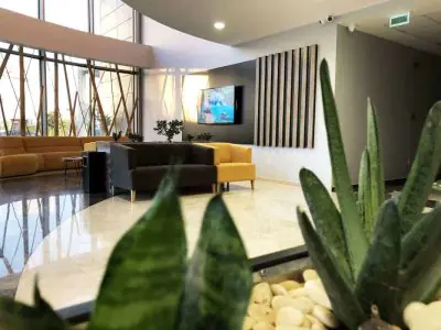Sala de espera moderna en FUEHUB Cyprus Clínica de Trasplante Capilar con asientos elegantes