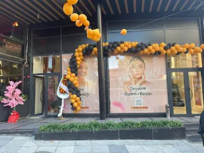 Fachada de la clínica Klasklinik con globos negros y naranjas, clínica estética en Turquía