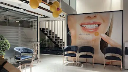 Sala de espera de la clínica dental Klasklinik con asientos modernos y cartel de sonrisa