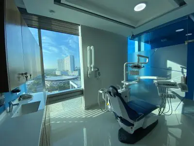 غرفة علاج أسنان حديثة في Sani Dental Group Cancun مع إطلالة على المدينة