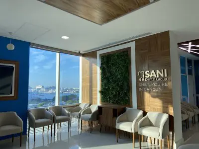 منطقة انتظار في Sani Dental Group Cancun بمقاعد حديثة وإطلالة على المدينة