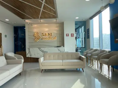 منطقة الاستقبال والانتظار في Sani Dental Group Cancun بمقاعد حديثة