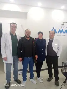 طاقم طبي ومرضى في منطقة استقبال Klinik Mavi، تركيا