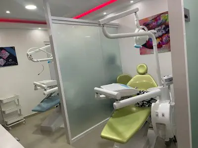 غرف علاج الأسنان بمعدات حديثة في Clinica Dental Pujols Rodriguez
