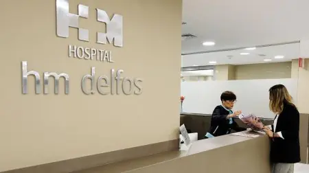 مكتب استقبال في مستشفى HM Nou Delfos، منشأة طبية حديثة في برشلونة