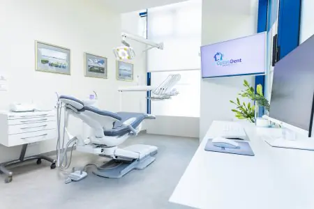 غرفة علاج أسنان بمعدات حديثة في عيادة Optim Dent