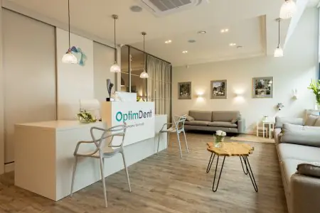 منطقة الاستقبال والانتظار في عيادة Optim Dent بتصميم داخلي حديث لطب الأسنان
