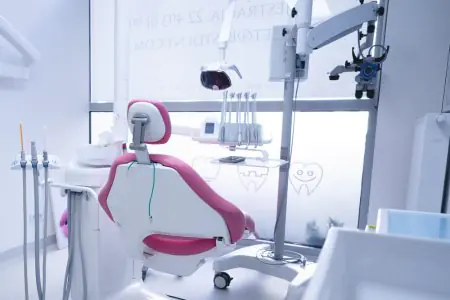 غرفة علاج أسنان حديثة في Best Dent Clinic مزودة بمعدات متقدمة
