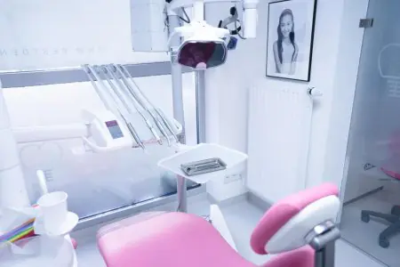 غرفة علاج أسنان مزودة بمعدات حديثة في Best Dent Clinic