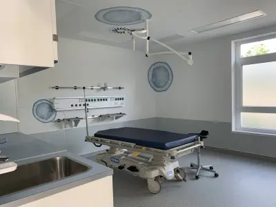 غرفة فحص المرضى في مستشفى St. Martinus-Krankenhaus Düsseldorf بسرير طبي حديث