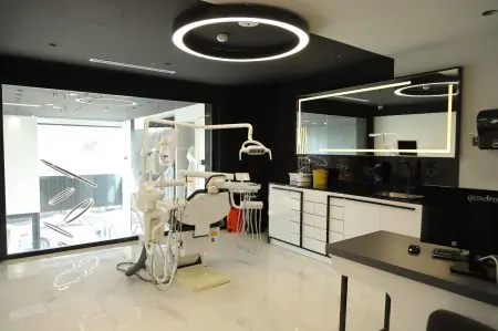 غرفة علاج أسنان حديثة في عيادة Dental Bosphorus في اسطنبول