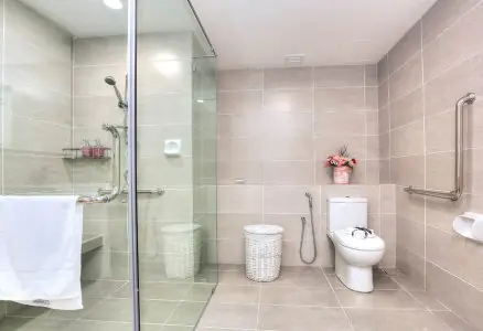 حمام مجهز لذوي الاحتياجات في VITA Medical Wellness Resort Penang مع مقابض أمان وتجهيزات حديثة